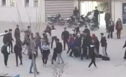 Liselilerin meydan muharebesi gibi kavgası kamerada