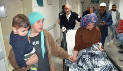 Bıçaklı saldırgan, kucağında çocuğu olan kadını yaralayıp telefonunu gasbetti