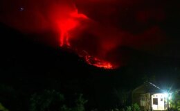 Endonezya’da Merapi Yanardağı patladı