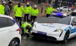 Lüks polis aracı kazaya karıştı