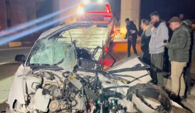 Muş’ta otomobil kaza yaptı, hız göstergesi 240 kilometrede takılı kaldı: 2 yaralı