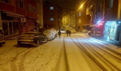 Yoğun kar yağışı gece yarısına kadar sürdü