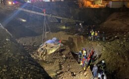150 metre yükseklikten dere yatağına düşen otomobilde 1 polis hayatını kaybetti, 1 komiser yaralandı