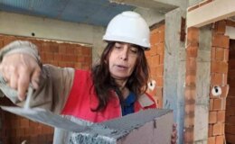 Aylık 60 bin liraya usta bulamayan müteahhit, inşaatta çalışmaya başladı