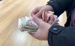 Cami önünde dilenen dilenci, bir saatte 873 lira para topladı