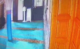 Cemaatin ayakkabılarını tek tek denedi: Pişkin hırsız kameralara yakalandı