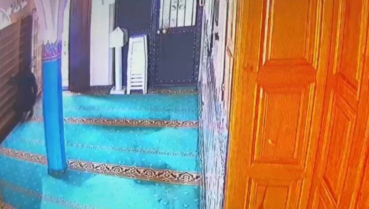 Cemaatin ayakkabılarını tek tek denedi: Pişkin hırsız kameralara yakalandı