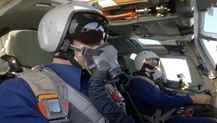 Putin, nükleer silah taşıma kapasitesine sahip Rus stratejik bombardıman uçağı ile uçtu