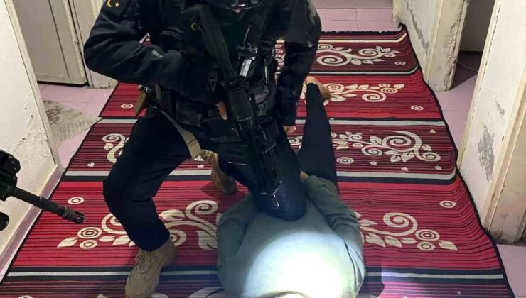 Teröristbaşı Abdullah Öcalan’ın posterini köprüye asan kişiler yakalandı