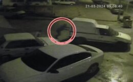 Adana’da bir kadın sevgilisi ve 8 yaşındaki oğluna ittirdiği kamyoneti, düz kontak yaparak çaldı