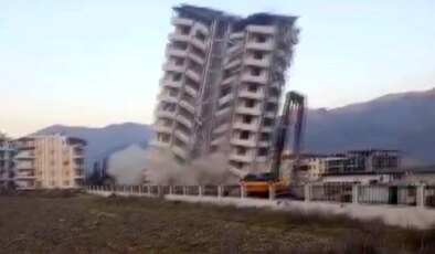 Depremin vurduğu Hatay’da ağır hasarlı bina kontrollü yıkıldı