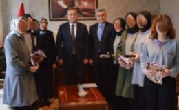 Derince İlçe Milli Eğitim Müdürlüğü, kaymakamı ziyaret eden kız öğrencilerin yüzlerini sansürledi