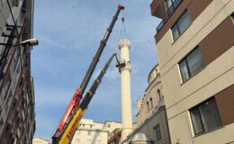 Esenyurt’ta cami minaresi onarım yapıldığı esnada halatı koparak sokağa düştü