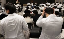 Güney Kore’de sular durulmuyor! İşe dönme emrine karşı gelen 7 bin stajyer doktorun lisansı askıya alınıyor