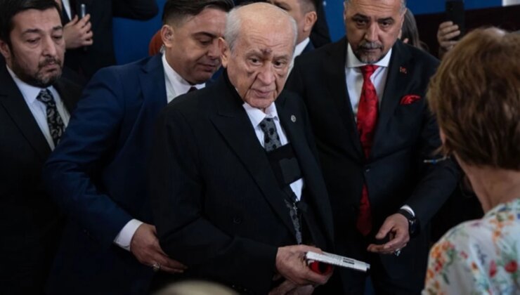 Oyunu Ankara’da kullanan Bahçeli’nin yüzündeki morluk ve şişlikler dikkat çekti