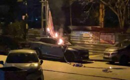 Seçim bayrağı asıldığı için kopan elektrik kablosu yanarak lüks aracın üzerine düştü