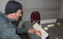 Tek başına okey oynayan adamın videosu viral oldu