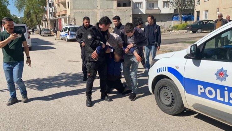 Babasını yumruklayan genç kaçarken bir kişiyi de boğmaya çalıştı