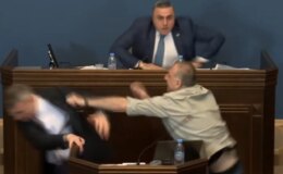 Gürcistan parlamentosunda yumruk yumruğa kavga