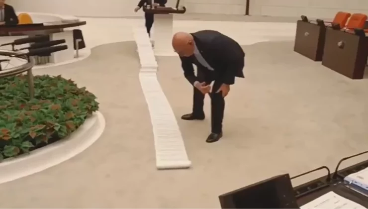 CHP’li vekil Meclis’te 20 metrelik liste açtı! Tamamı Türkiye’de yakalanan çete liderleri