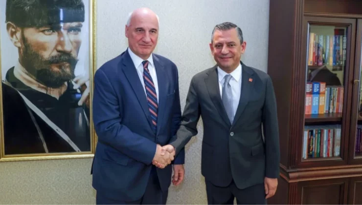 CHP lideri Özel, kendisini ziyaret eden Yunan büyükelçiyle Atatürk portresi önünde poz verdi