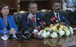 CHP Lideri Özel, Diyarbakır Belediyesi’ne hediye götürdü: Kayyumlara karşı sizi güçlü tutsun