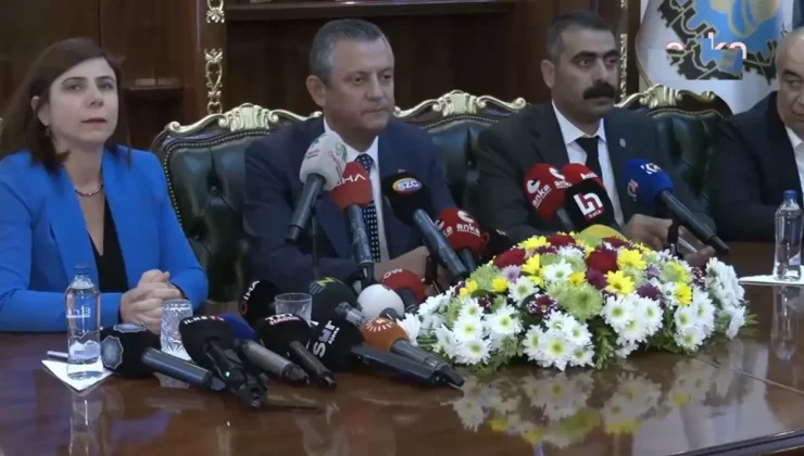 CHP Lideri Özel, Diyarbakır Belediyesi’ne hediye götürdü: Kayyumlara karşı sizi güçlü tutsun