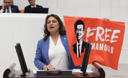 Meclis kürsüsünde Free İmamoğlu pankartı