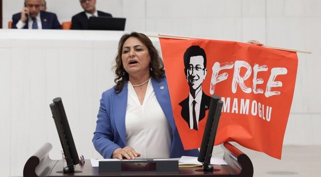 Meclis kürsüsünde Free İmamoğlu pankartı