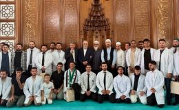 Tıp fakültesinden mezun olan öğrencilere camide mezuniyet