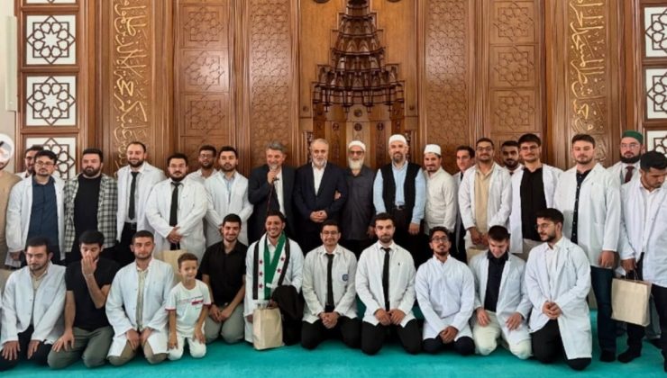 Tıp fakültesinden mezun olan öğrencilere camide mezuniyet